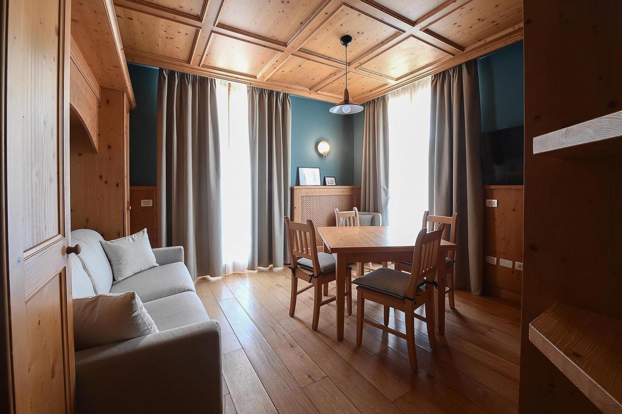 Camera Entrata Sala Con Divano E Tavolo Camera Entrata Sala Con Divano E Tavolo