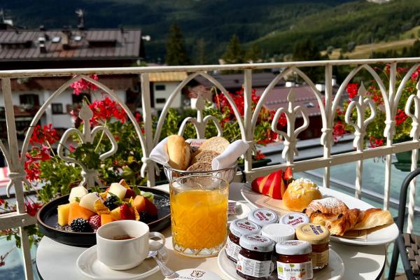 Grand Hotel Savoia - breakfast on terrace