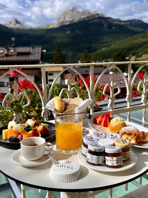 Grand Hotel Savoia - breakfast on terrace
